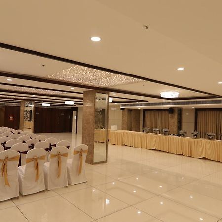 Sri Sri Sri Hotel Khammam Zewnętrze zdjęcie