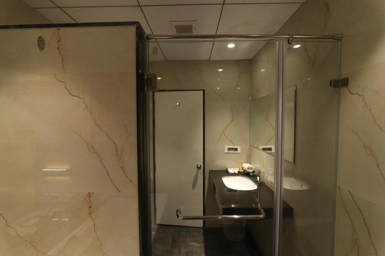 Sri Sri Sri Hotel Khammam Zewnętrze zdjęcie