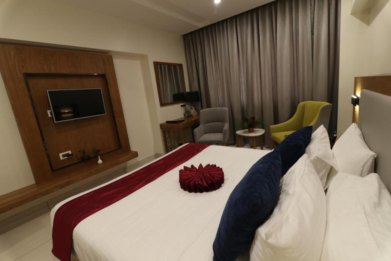 Sri Sri Sri Hotel Khammam Zewnętrze zdjęcie