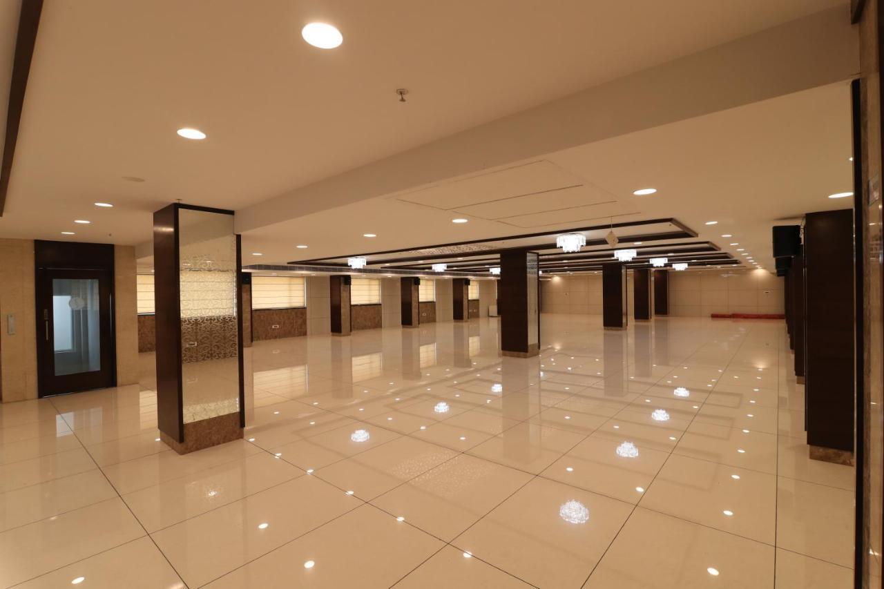 Sri Sri Sri Hotel Khammam Zewnętrze zdjęcie