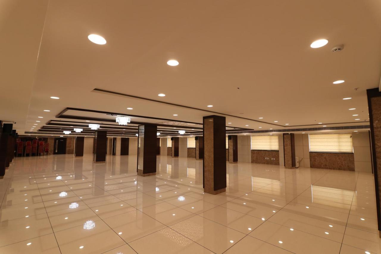 Sri Sri Sri Hotel Khammam Zewnętrze zdjęcie