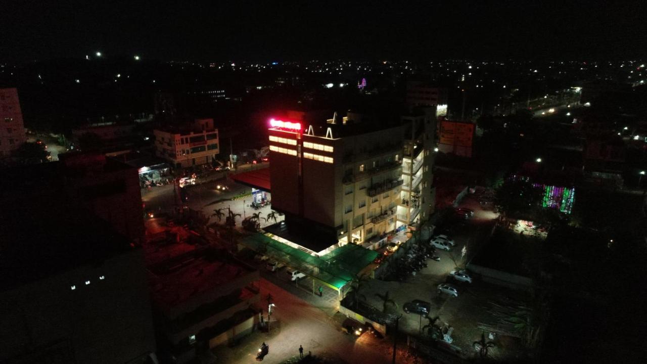 Sri Sri Sri Hotel Khammam Zewnętrze zdjęcie
